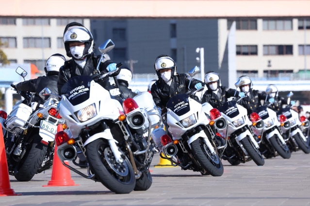 年頭視閲式でテクニカル走行を披露する兵庫県警白バイ隊＝神戸市中央区波止場町