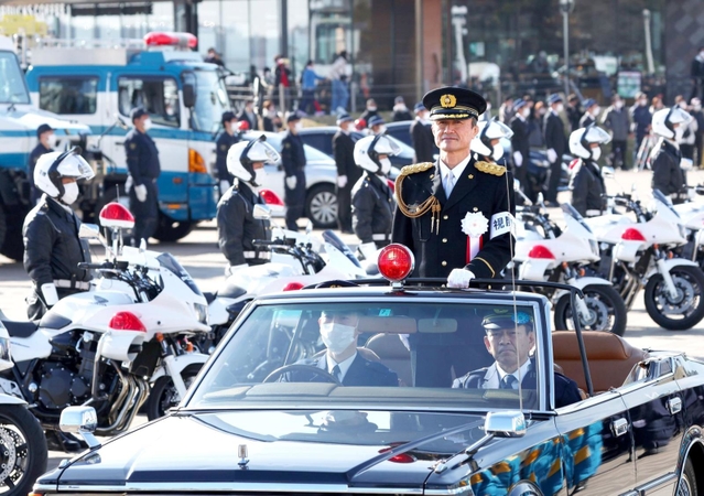 車に乗車し、県警の部隊を視閲する桐原弘毅本部長（中央）＝１１日午前、神戸市中央区波止場町