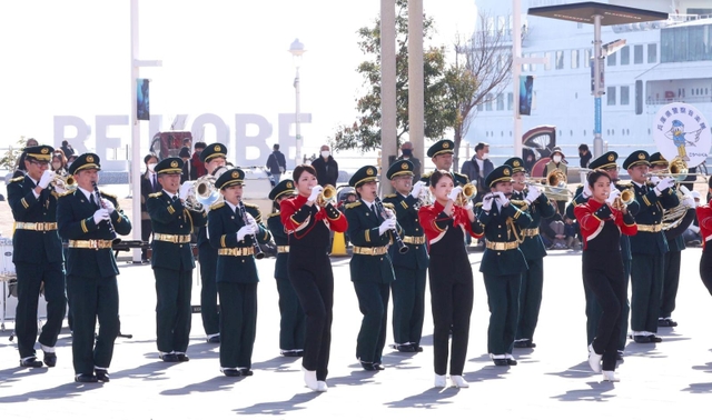 集まった市民らの前で、演奏を披露する県警音楽隊＝１１日午前、神戸市中央区波止場町