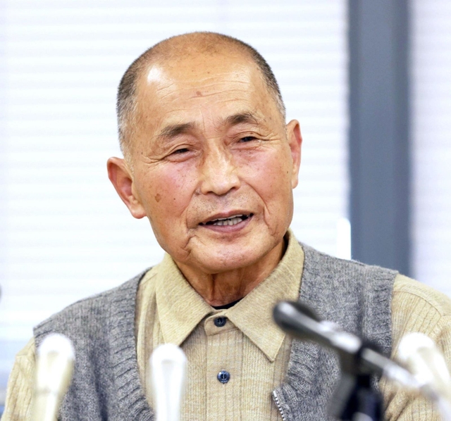 「追悼の集い」に遺族代表として臨む思いを語る上野政志さん＝１１日午後、神戸市役所