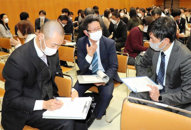 兵庫県教委が開いた防災教育研修会。防災担当の教員らが、課題やアイデアを出し合った＝加古川市加古川町北在家