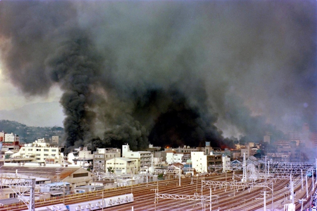 阪神・淡路大震災の火事で、黒煙を上げる千歳地区周辺＝１９９５年１月１７日、ＪＲ鷹取駅付近から