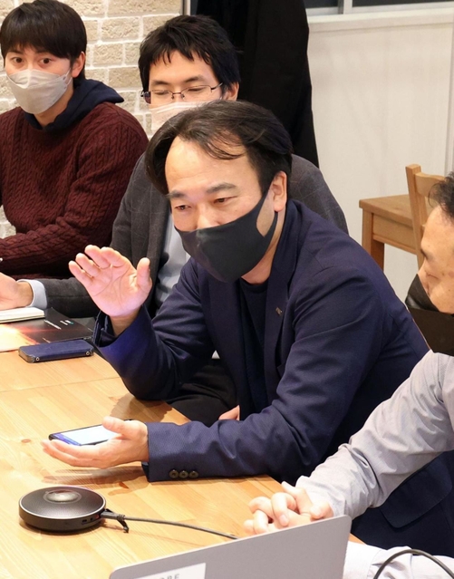 災害時に互いにどんな支援ができるか話し合った神戸市職員の秋田大介さん（右から２人目）らアスミーのメンバー＝神戸市中央区琴ノ緒町４