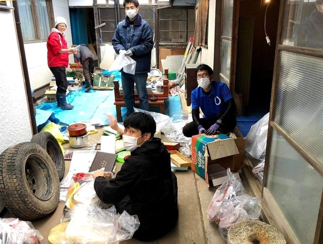 宮城県丸森町職員の八島大祐さんの浸水した自宅を各地の自治体職員らが訪れ、復旧作業に当たった＝２０１９年１２月（秋田大介さん提供）