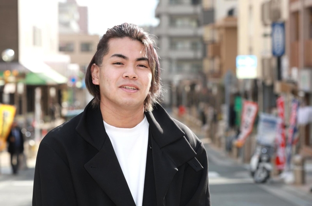 加賀亮さん。震災で亡くなった姉と同じ町に生まれ、育ってきた＝神戸市東灘区森南町１