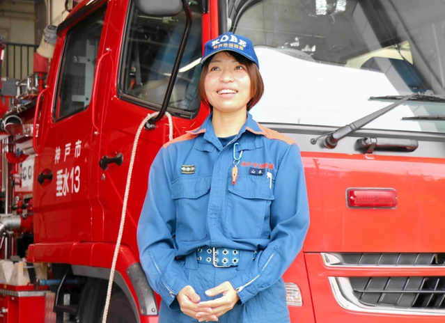 消防士だった父親と「同じ景色を見たい」と願い、夢をかなえた垂水消防署消防士長の山本奈緒さん＝神戸市垂水区舞多聞東１、垂水消防署