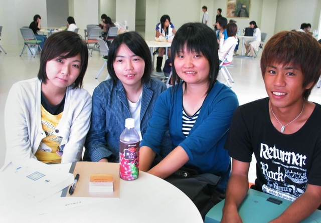 防災を学んでいた学生時代の前田さん（右から２人目）