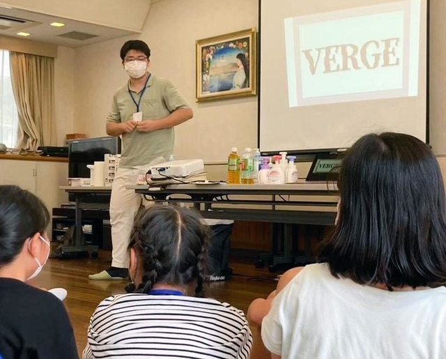子どもたちに、考案したゲーム「バージ」を使って防災を伝える稲澤遥樹さん＝神戸市内（提供）