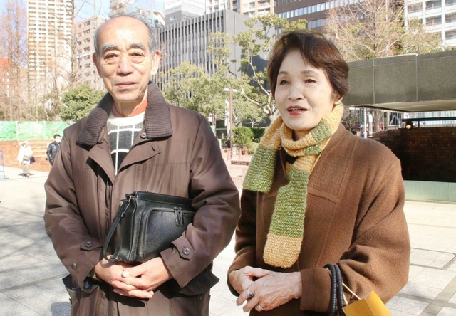 姉の屋百合子さんを亡くした渡辺勝子さん（右）と夫の正頼さん＝１７日午後０時１分、神戸市中央区の東遊園地
