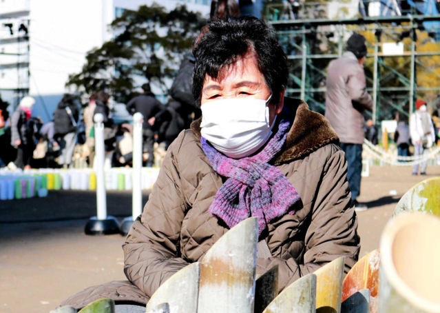 亡くなった長女純子さんに思いをはせながら竹灯籠を見つめる渋谷洋子さん＝１７日午前１１時１８分、神戸市中央区、東遊園地