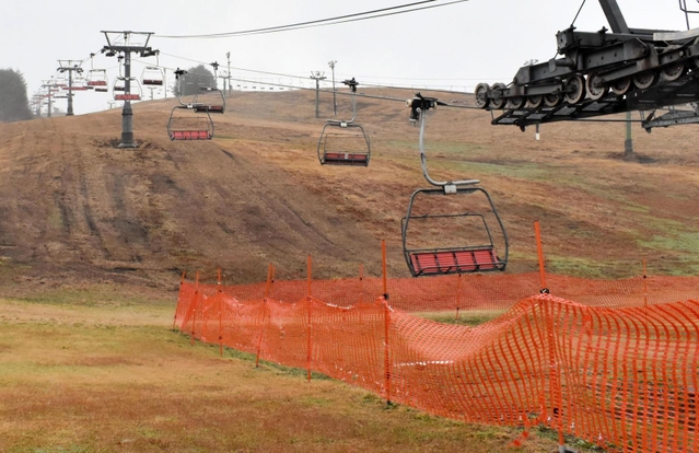 雪が溶けてしまったアップかんなべスキー場＝豊岡市日高町