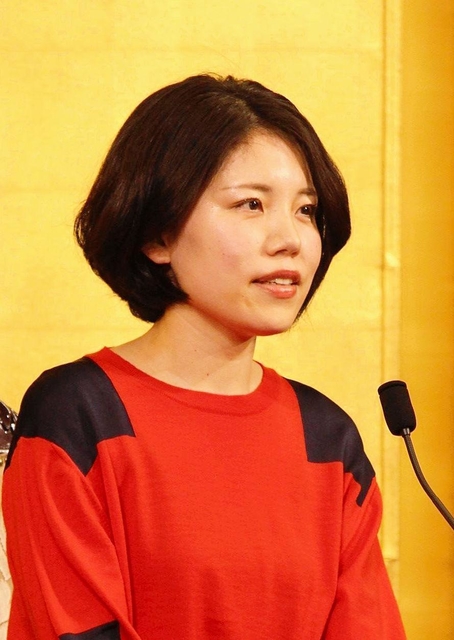 芥川賞受賞が決まった井戸川射子さん＝１９日夜、東京都千代田区