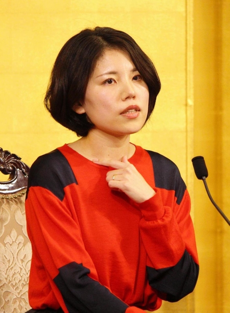 芥川賞に決まった井戸川射子さん＝１９日午後、東京都内