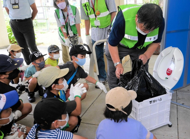 簡易トイレの組み立て方を学ぶ児童ら＝２０２２年８月、神戸市須磨区