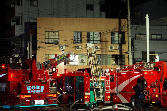 燃えた集合住宅の周辺には３１台の消防車両が出動した＝２２日午前３時２０分、神戸市兵庫区湊町１