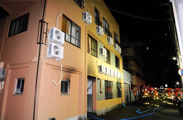 燃えた集合住宅。消防隊員や救急隊員ら１０１人が出動した＝２２日午前４時４６分、神戸市兵庫区湊町１