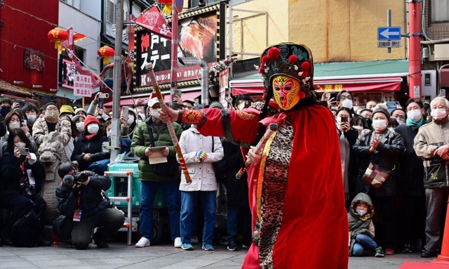 仮面が次々変わる「変臉（へんれん）」を披露する出演者＝２２日午前、神戸市中央区元町通１、南京町広場