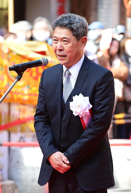 祭典の開幕の喜びを語る曹英生さん＝２２日午前、神戸市中央区元町通１
