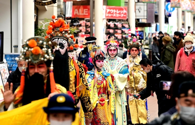 楊貴妃や項羽、虞美人など歴史上の武将や姫の装いで街を練り歩く中国史人游行＝２２日午前、神戸市中央区元町通１