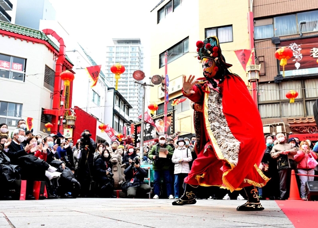 仮面が次々変わる「変臉（へんれん）」を披露する出演者＝２２日午前、神戸市中央区元町通１、南京町広場