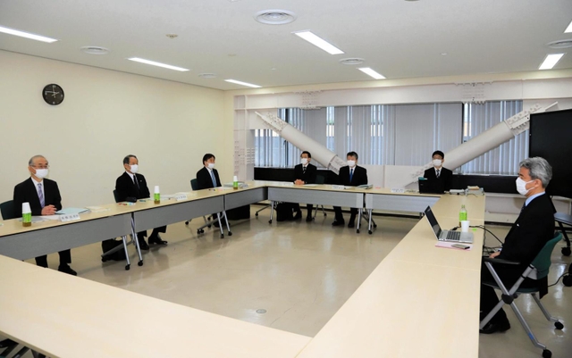 奥山俊宏上智大教授（右）から意見聴取する最高裁の有識者委員ら＝２３日午後、東京都千代田区