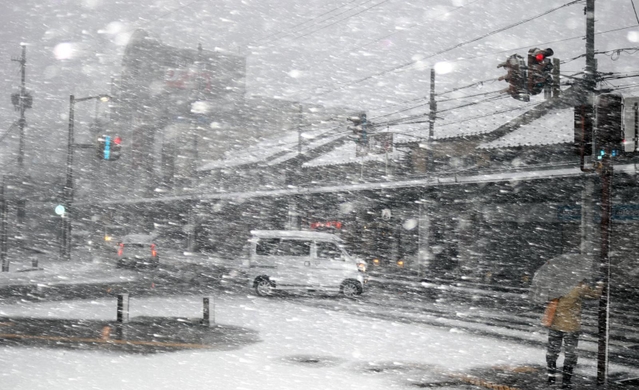 強風と雪に見舞われた市街地＝２４日午後、豊岡市大手町周辺