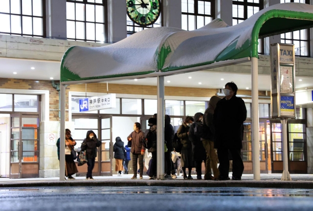 ＪＲ神戸駅でタクシーを待つ人たちの列＝２４日午後２２時４４分、神戸市中央区