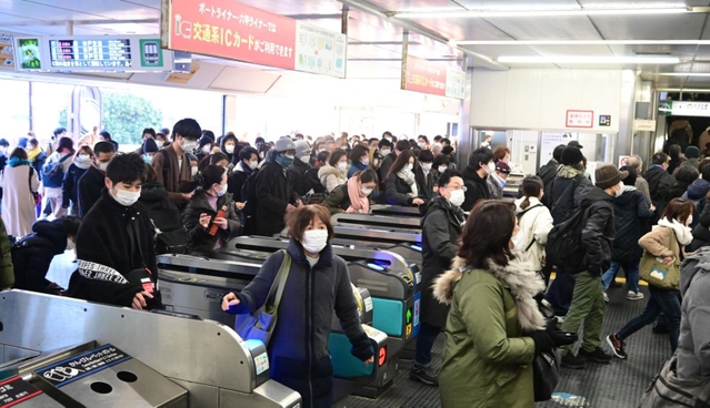 大混雑のポートライナー三宮駅＝２５日午前７時５２分、神戸市中央区