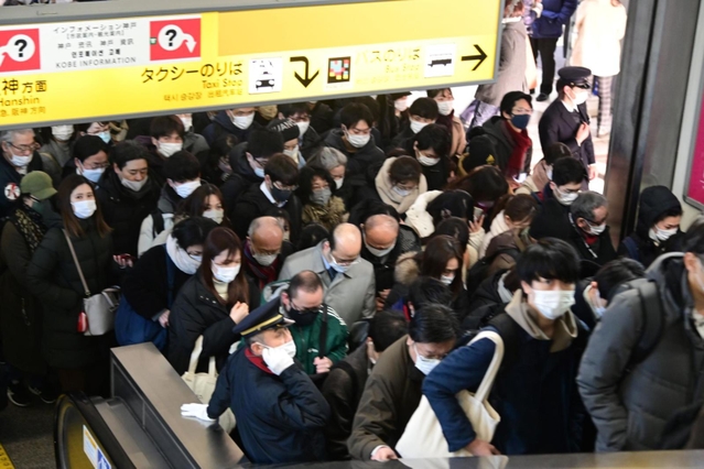 大混雑のポートライナー三宮駅＝２５日午前７時５４分、神戸市中央区