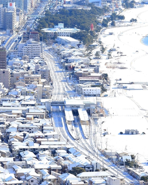 大雪の影響で運転を見合わせるなどしたＪＲ神戸線と、渋滞する国道２号＝２５日午前９時３７分、神戸市須磨区
