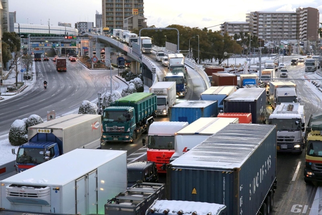 大雪の影響で渋滞する国道２号＝２５日午前７時４分、神戸市須磨区