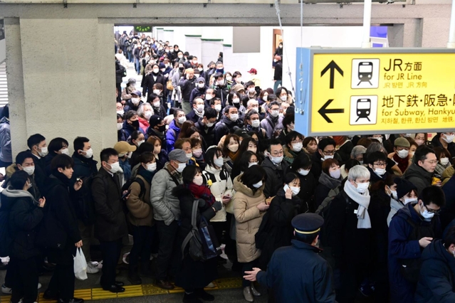 ダイヤが乱れ、大混雑するポートライナーの三宮駅＝２５日午前７時５５分、神戸市中央区