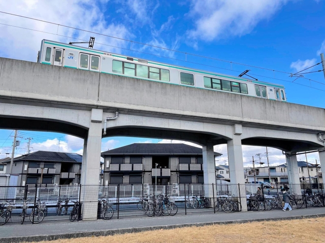 高架上で立ち往生した電車車両＝２５日午後０時７分、加古川市加古川町溝之口