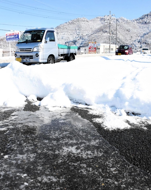 朝来市内では１月の観測史上最低となる氷点下１２・５度を記録。街の各所では雪が残り、氷が張った場所も見られた＝２６日午前、朝来市和田山町枚田岡