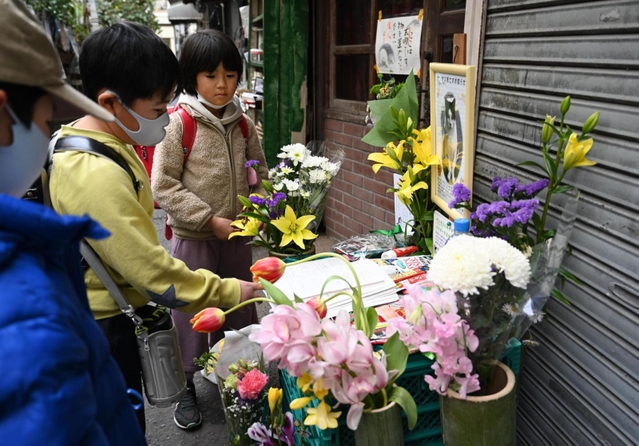 近所の人に愛されていた地域猫のナンダスのために作られた祭壇。子どもたちが足を止める光景も見られた＝神戸市垂水区塩屋町３