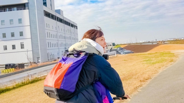 上野さんが加古川市内を巡った動画「樹里の加古川オフめぐり」の一場面（加古川観光協会提供）