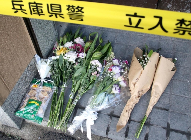 住宅の玄関に手向けられた花＝神戸市兵庫区湊町１