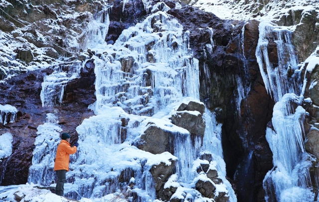 最強寒波の影響で氷結した七曲滝。氷の造形がハイカーを魅了する＝３０日午前、神戸市北区有馬町
