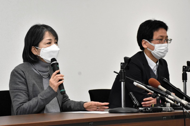 神戸地検尼崎支部に再捜査要請を退けられ、記者会見した有友裕子さん（左）＝３０日午前、尼崎市内