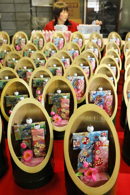 竹取物語を思わせる「かぐやびな」。左が平成柄で右が令和柄＝兵庫県上郡町高田台