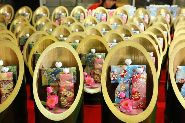 竹取物語を思わせる「かぐやびな」。左が平成柄で右が令和柄＝兵庫県上郡町高田台