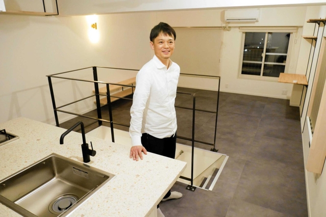 明舞団地の集合住宅でリノベーションを手がけた清水大介さん。ニュータウン再生の期待を背に受ける＝明石市松が丘１