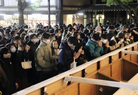 飛躍の１年になりますように－。真剣な表情で手を合わせる参拝者＝１日午前、湊川神社