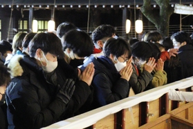 飛躍の１年になりますように－。真剣な表情で手を合わせる参拝者＝１日午前、湊川神社