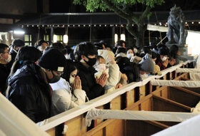 飛躍の１年になりますように－。真剣な表情で手を合わせる参拝者＝１日午前、湊川神社