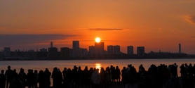 ２０２３年の幕開けを飾った初日の出。神戸港を鮮やかなオレンジ色に染め上げた＝１日午前７時２２分、神戸市中央区東川崎町１