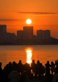 ２０２３年の幕開けを飾った初日の出。神戸港を鮮やかなオレンジ色に染め上げた＝１日午前７時２４分、神戸市中央区東川崎町１