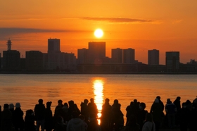 ２０２３年の幕開けを飾った初日の出。神戸港を鮮やかなオレンジ色に染め上げた＝１日午前７時２４分、神戸市中央区東川崎町１