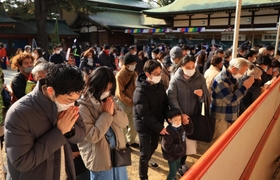 願いを込めて手を合わせる参拝客＝１日午前、神戸市長田区長田町３、長田神社