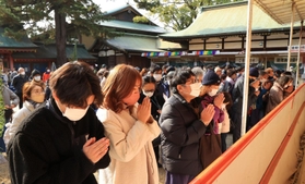 願いを込めて手を合わせる参拝客＝１日午前、神戸市長田区長田町３、長田神社